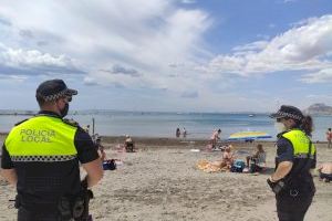 La Policía Local de Alicante pide extremar la seguridad en las playas, respetar las distancias,  seguir las recomendaciones y no acceder si su ocupación es elevada
