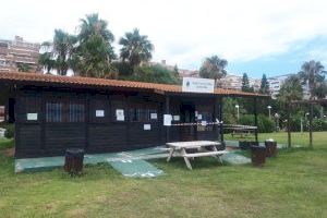 El Ayuntamiento de Oropesa abre la biblioplaya de Amplàries para acercar la lectura a vecinos y veraneantes