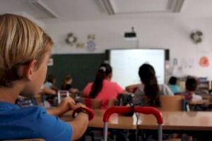 Educación y sindicatos firman el acuerdo de reducción de horas lectivas del profesorado en el curso 2021-2022