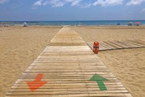 Torreblanca señaliza las entradas y salidas de los accesos a las playas