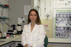 La investigadora del Instituto de Neurociencias UMH-CSIC Isabel Adrados dirige un proyecto para frenar el cáncer infantil antes de que surja