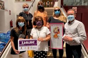 L'Ajuntament d'Alcalà-Alcossebre dóna 2.646 euros a la junta local de l'Associació contra el càncer per la recaptació de les samarretes del Dia de la Dona