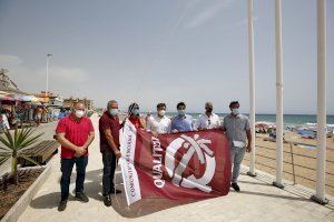 El alcalde y el secretario autonómico de Turismo izan la bandera Qualitur en la playa de La Mata