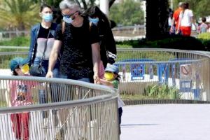 El Ayuntamiento entrega mascarillas a la población infantil de programas y actividades municipales