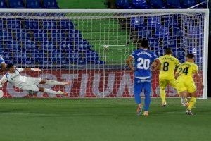 Santi Cazorla anota el gol de penal davant el Getafe