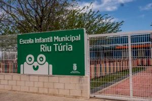 Riba-roja aprueba una moción del PSOE para introducir el inglés en l’escoleta municipal Riu Túria el próximo curso escolar