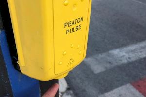 Ciudadanos reclama desde hace dos meses sincronizar los semáforos para evitar contagios por el contacto con los pulsadores