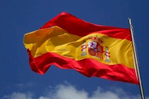 Multa de 2.250€ para una mujer que insultó a un matrimonio que llevaba la bandera de España en Valencia