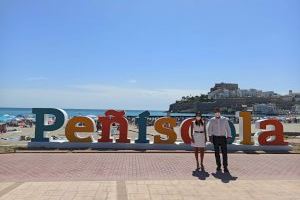 Peníscola renova les lletres XL del Passeig Marítim