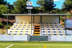 La brigada de obras de Almenara mejora el campo municipal de fútbol de La Corona