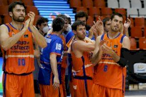 Los jugadores del Valencia Basket al término de un partido de la Fase Final Excepcional de la ACB