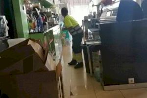 El propietari d'un bar sorprén in fraganti a una escombriaire de Gandia robant diners en el seu local a plena llum del dia