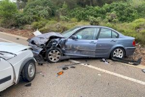 Cinc persones resulten ferides després de xocar dos cotxes en Xàtiva