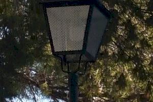El Ayuntamiento de Villena refuerza las luminarias del Merendero de las Cruces para protegerlas de actos vandálicos