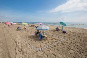 La playa de Gandia respetando las normas de distanciamiento social en la arena