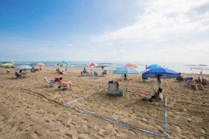 Veïns i turistes compleixen amb totes les mesures de distanciament a la platja de Gandia