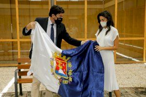 El alcalde entrega la bandera de la ciudad a Ada Quintana, Miss Alicante, que nos representará en el certamen Miss World Spain