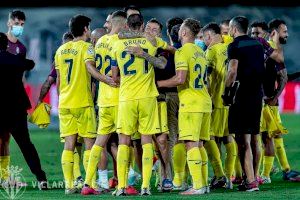 El Villarreal CF celebra la seua classificació per a l'Europa League en la gespa de Valdebebas