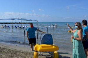 Turismo ayuda a más de 150 usuarios en diez días a través del servicio de asistencia al baño en las playas de Alicante