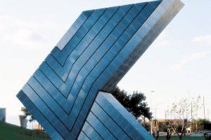 La desaparició de l'escultura més coneguda al costat de l'aeroport de Manises deslliga la polèmica