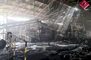 Incendi amb desallotjats en una empresa de reciclatge a Villena