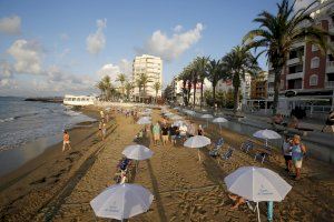 La concejalía de Comercio y APYMECO distribuyen más de cien sombrillas en la Playa del Cura