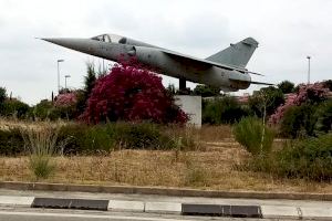 El Ayuntamiento renueva el convenio con Defensa para que el histórico avión Mirage F-1M siga expuesto en Paterna