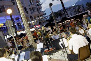 La Lira ofreció su primer concierto tras la pandemia en la playa de l’Albir con el 32 Festival de Cine de l’Alfàs