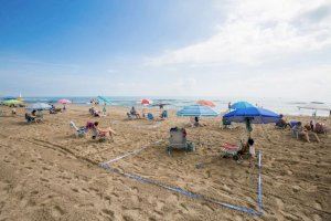 La población respeta el distanciamiento social en la playa de Gandia