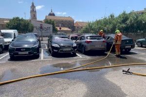 Se investigan las causas del incendio de 9 vehículos en un parking municipal de Sueca