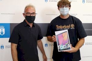 El Ayuntamiento de la Vall d'Uixó entrega el premio al ganador del Concurso de diseño de mascarillas
