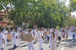 Los MIR de la sanidad valenciana inundan la capital en una huelga sin precedentes