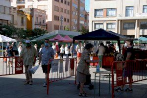 La plaça Major de Vila-real acull de nou el mercat ambulant de productors agrícoles adaptat a la nova normalitat