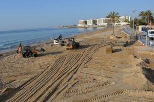 La playa del Postiguet recobra la normalidad este fin de semana tras la retirada de materiales de obra, alisado de arena y montaje de lavapiés y pasarelas