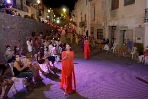 La moda y el comercio local protagonizan el desfile central de la 'fashion week' de Oropesa del Mar