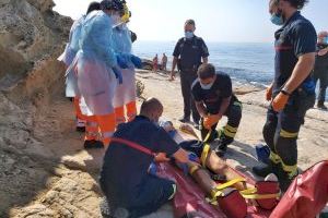 La unidad de especialistas de bomberos rescatan a un hombre de avanzada edad que ha sufrido una caída en el cabo de la Huerta en Alicante