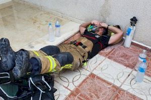 Un bomber resulta ferit en un virulent incendi en un seté pis d'un habitatge a Alacant