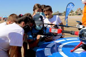 Alumnes de l'Escola d’Estiu de Sagunt assistixen a una exhibició del dron de salvament de la platja
