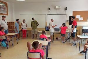 Más de 200 menores disfrutan de la escuela de verano en los colegios de Benicàssim