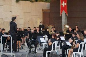 La Agrupación Musical Mediterráneo rinde homenaje a las fiestas de la Vila y al fester Pedro ‘El Rayo’