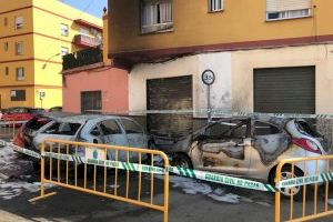 Un incendi calcina tres vehicles a BUrriana