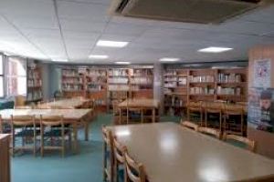 El Ayuntamiento de Villena inicia las obras de sustitución de la moqueta en la biblioteca Miguel Hernández como medida de seguridad ante la COVID-19