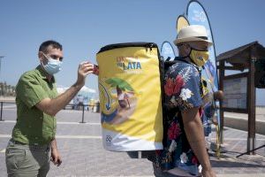 El Ayuntamiento de València fomenta el reciclaje de latas y el uso de ceniceros en las playas