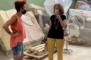 Folgado visita el taller de la artista fallera Gio y pide que se pongan ya en marcha las ayudas al sector