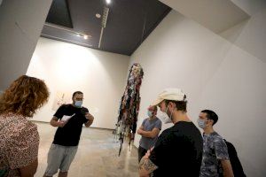 L'exposició 'Between debris and things' del Centre del Carme es transforma amb un taller i una 'performance'
