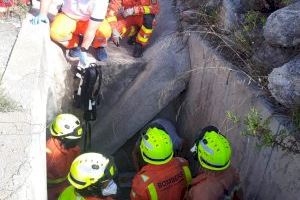 Rescatan a un motorista tras caer a un colector de aguas en Paterna