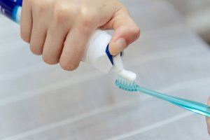 Cómo evitar contagiarse de COVID-19 a través del cepillo de dientes