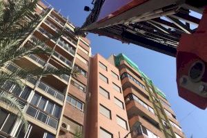 Los bomberos del SPEIS sanean la fachada de un edificio en Alfonso el Sabio tras desprenderse una placa de mármol al suelo de una novena planta sin heridos