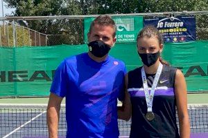 Lucía Llinares se proclama campeona del Autonómico Junior de Tenis