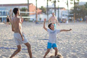 Conselleria elige la playa Centro de la Vila para promocionar y difundir la ‘pilota valenciana’ entre los jóvenes